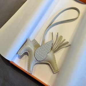 Hermes rodeo pegase craie/beton/nata with matte alligator, size PM